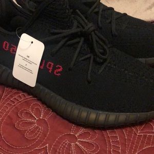 Yeezy 350 v2 black/red